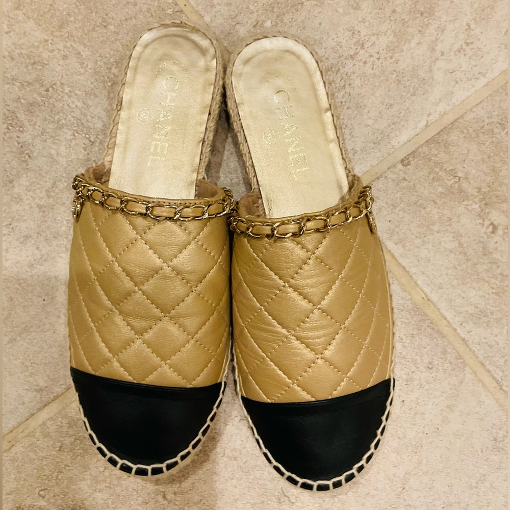 Chanel Interlocking CC Logo Closed Toe Espadrilles Slides Size 38